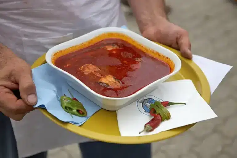 Halászlé na segedínsky spôsob (v kotlíku)