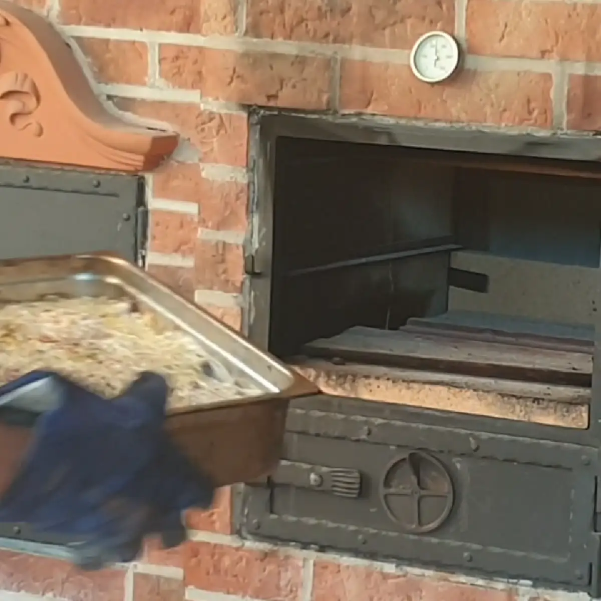 Hlinená škridla ako podložka v peci