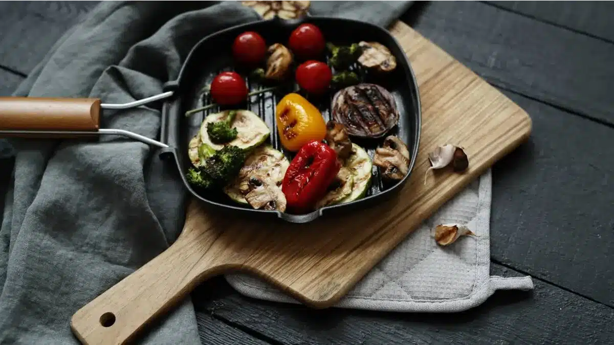 zelenina grilovaná na liatinovej panvici