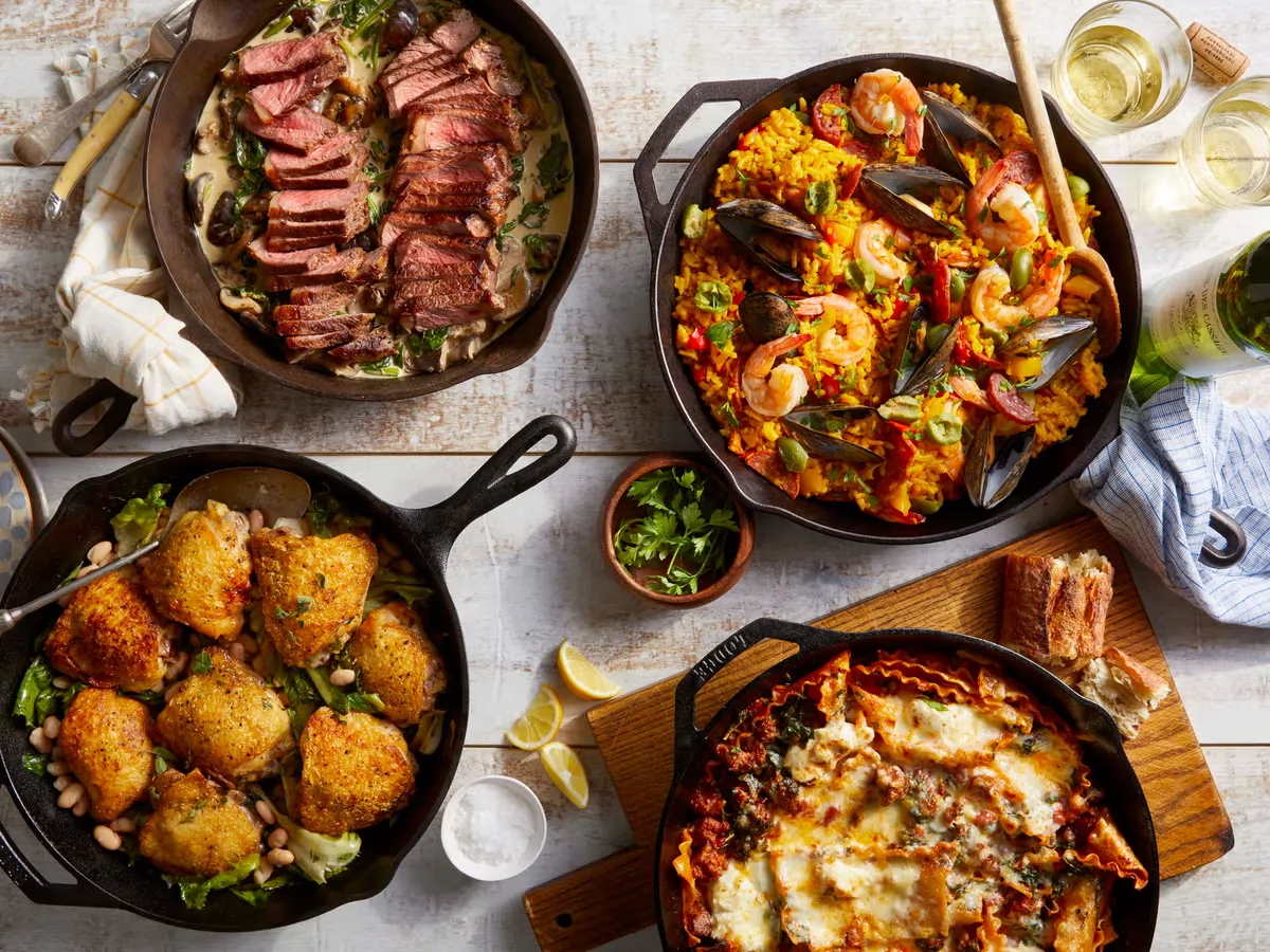 jedlá pripravené v liatinových panviciach a hrncoch