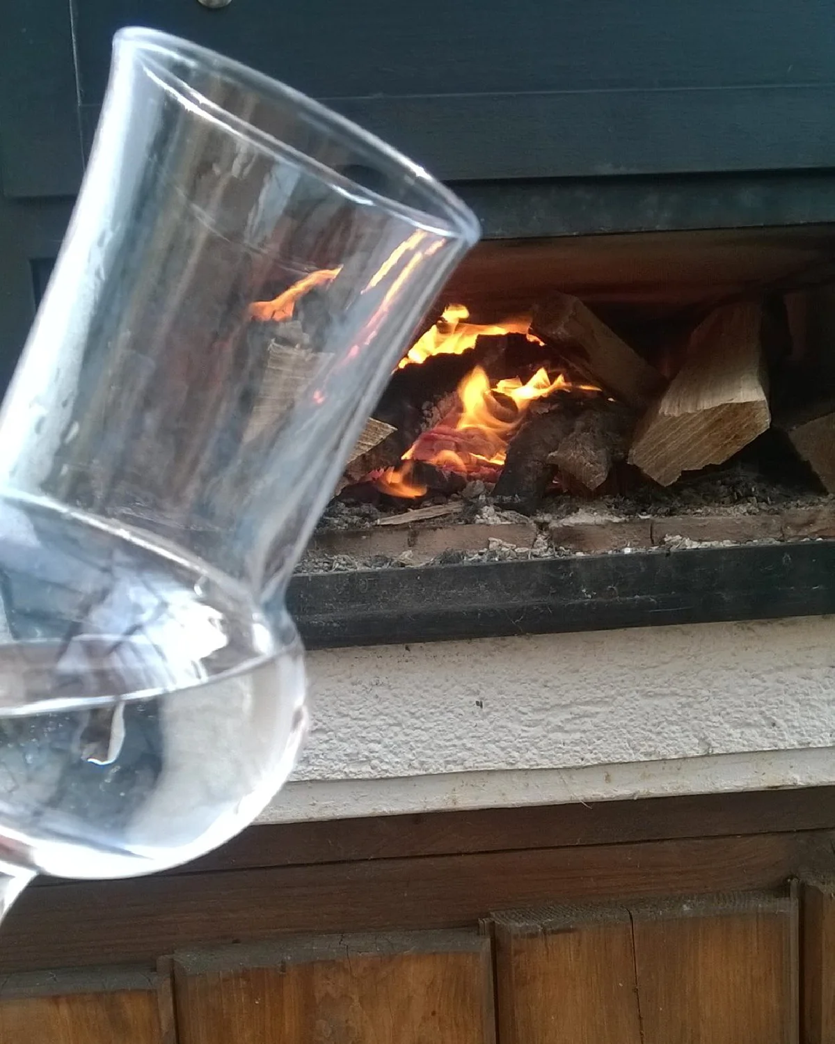 Atmosféra pri peci na drevo – stabilný oheň, pohoda a bezpečný ťah komína