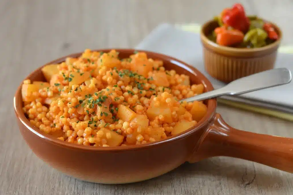 Pastierska tarhoňa s klobásou a zemiakmi