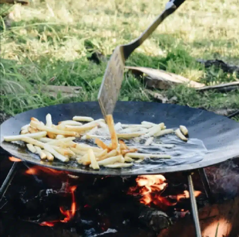 prvé pečenie zemiakov na grilovacom pláte nad ohňom