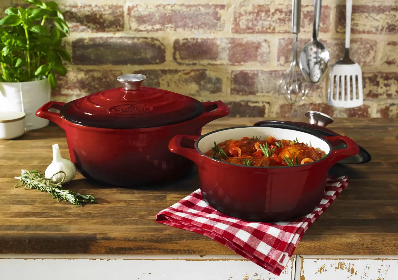 smaltovaný liatinový hrniec vhodný na pomalé varenie