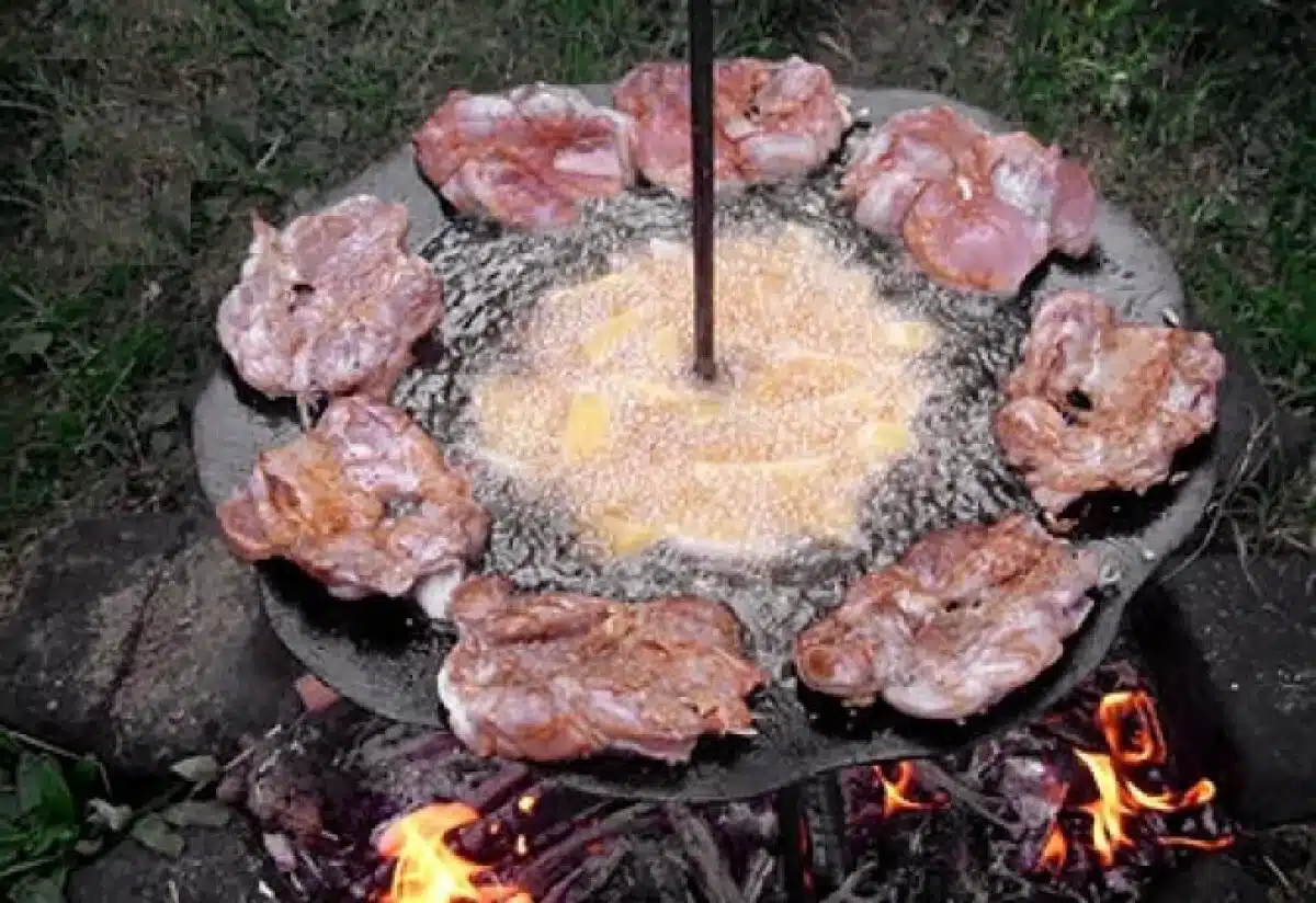 steaky opekané na grilovacom pláte nad otvoreným ohňom