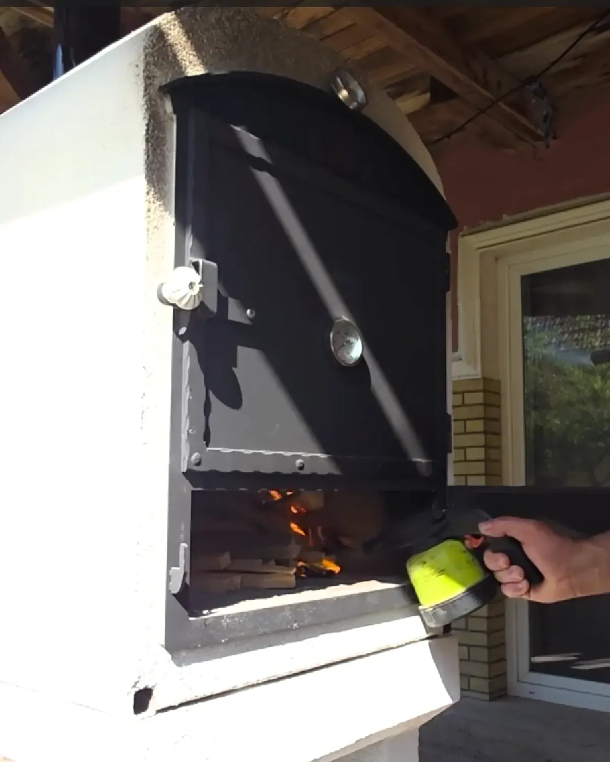 Dosiahnutie pizza teploty v mobilnej peci približne za 35 minút