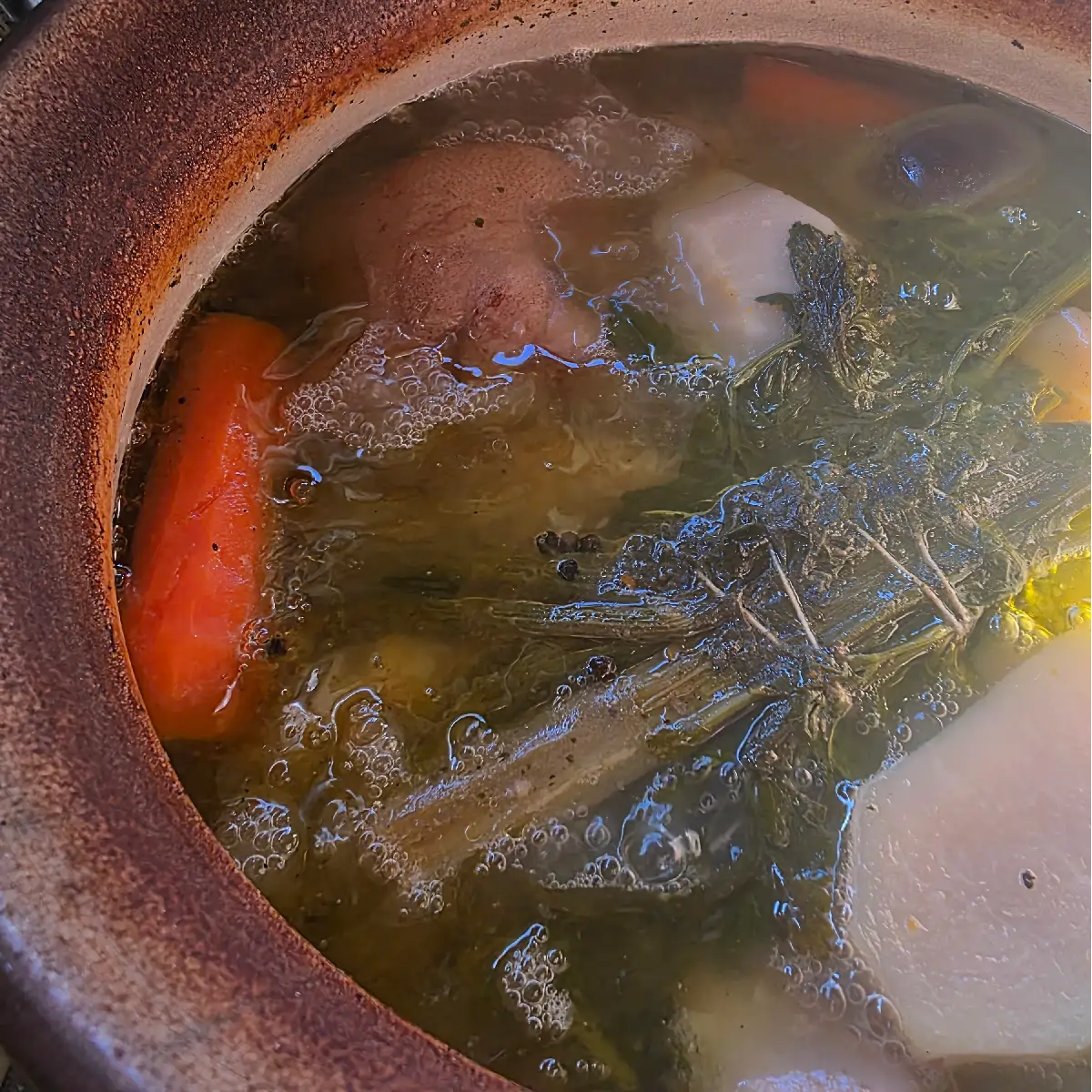 Zvyškové teplo v peci na drevo – ideálne na pomalé varenie a vývar